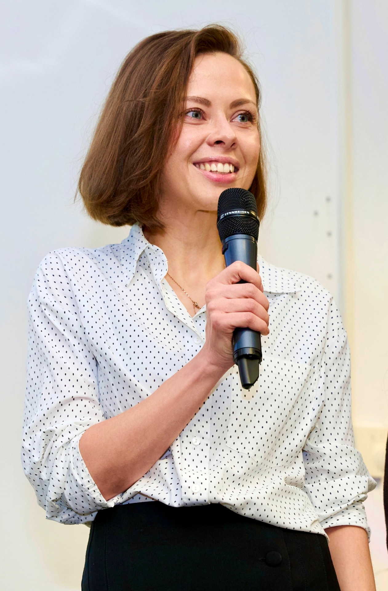 Liene Daktina speaking with a microphone